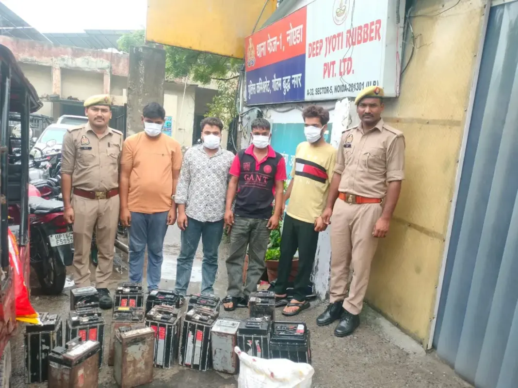 E-Rickshaw Battery Theft: ई-रिक्शा की बैटरी चुराने वाले गिरोह के 4 शातिर गिरफ्तार, 13 बैटरी और 414 सेल बरामद E-Rickshaw Battery Theft: ई-रिक्शा की बैटरी चुराने वाले गिरोह के 4 शातिर गिरफ्तार, 13 बैटरी और 414 सेल बरामद