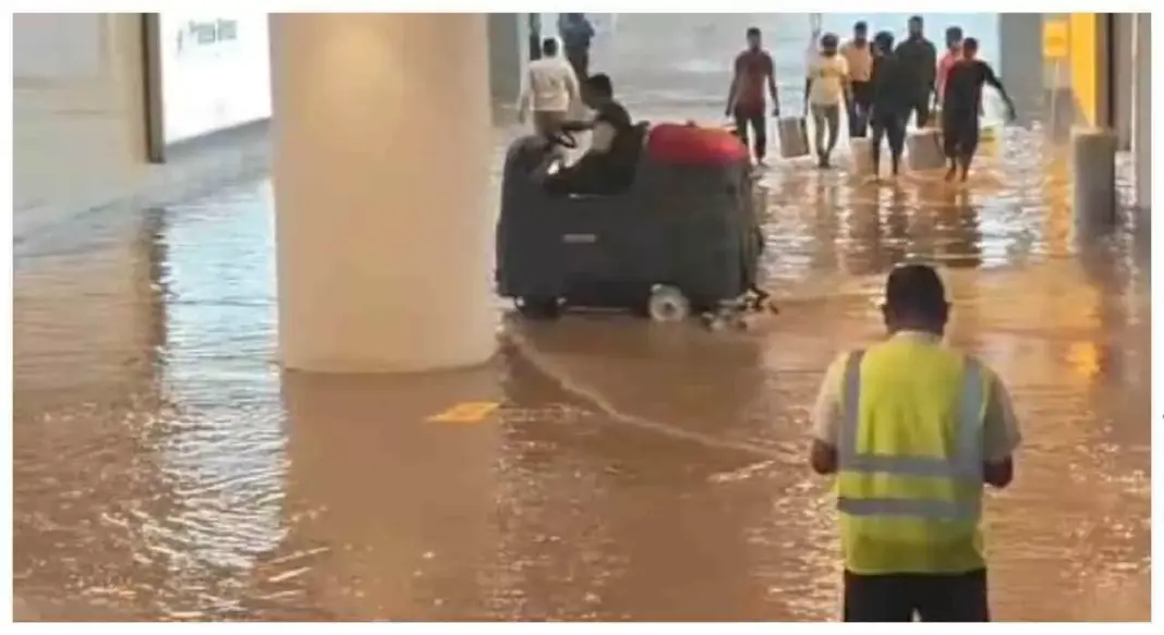 Noida : मूसलाधार बारिश के बीच नोएडा एयरपोर्ट की तत्परता, 30 मिनट में जलभराव दूर Noida : मूसलाधार बारिश के बीच नोएडा एयरपोर्ट की तत्परता, 30 मिनट में जलभराव दूर