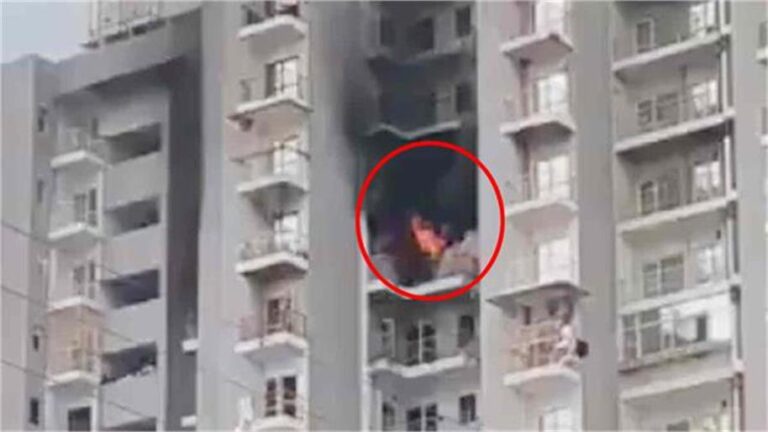 Noida Fire: 20वीं मंजिल पर तारों में लगी आग से मची अफरातफरी, बड़ा हादसा टला