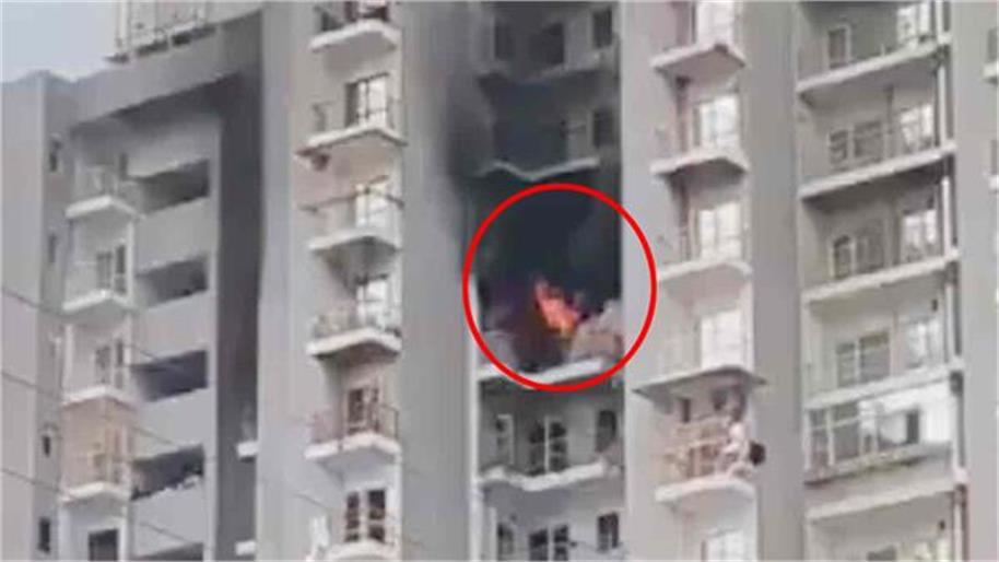 सोसाइटी में बीसवीं मंजिल पर आग से अफरातफरी
