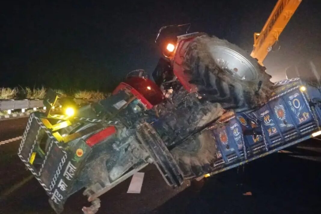Hapur News : हापुड़ में गंगा एक्सप्रेसवे पर ट्रैक्टर-ट्राली पलटी, पीछे से कार टकराई, सात लोग घायल Hapur News : हापुड़ में गंगा एक्सप्रेसवे पर ट्रैक्टर-ट्राली पलटी, पीछे से कार टकराई, सात लोग घायल