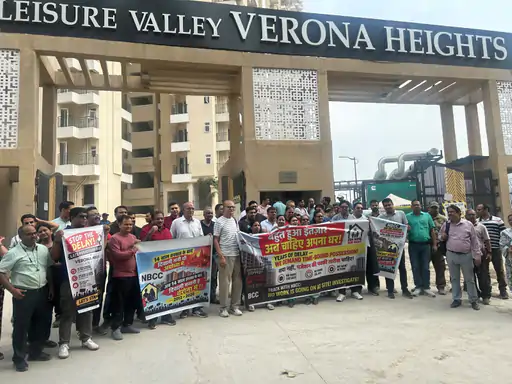 Verona Heights Protest: पजेशन में देरी के खिलाफ फ्लैट खरीदारों का प्रदर्शन, बैंक EMI और किराए के दोहरे बोझ से परेशान Verona Heights Protest: पजेशन में देरी के खिलाफ फ्लैट खरीदारों का प्रदर्शन, बैंक EMI और किराए के दोहरे बोझ से परेशान