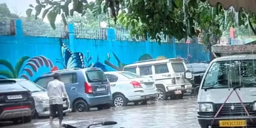 Lucknow : वाराणसी में जलभराव पर योगी सरकार की सख्ती, लापरवाही पर अधिशासी अभियंता निलंबित Lucknow : वाराणसी में जलभराव पर योगी सरकार की सख्ती, लापरवाही पर अधिशासी अभियंता निलंबित