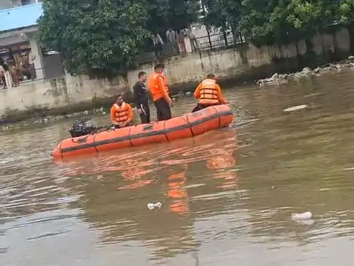 Hindon River: हिंडन नदी में डूबे दो युवकों का 24 घंटे बाद भी सुराग नहीं, SDRF-NDRF का सर्च ऑपरेशन जारी Hindon River: हिंडन नदी में डूबे दो युवकों का 24 घंटे बाद भी सुराग नहीं, SDRF-NDRF का सर्च ऑपरेशन जारी