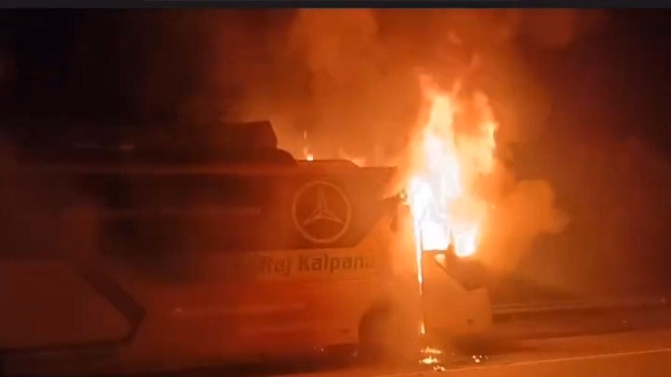 Rescue Operation: यमुना एक्सप्रेसवे बस अग्निकांड में छह घंटे चला राहत-बचाव अभियान, सुबह हटाई गई जली बस Rescue Operation: यमुना एक्सप्रेसवे बस अग्निकांड में छह घंटे चला राहत-बचाव अभियान, सुबह हटाई गई जली बस