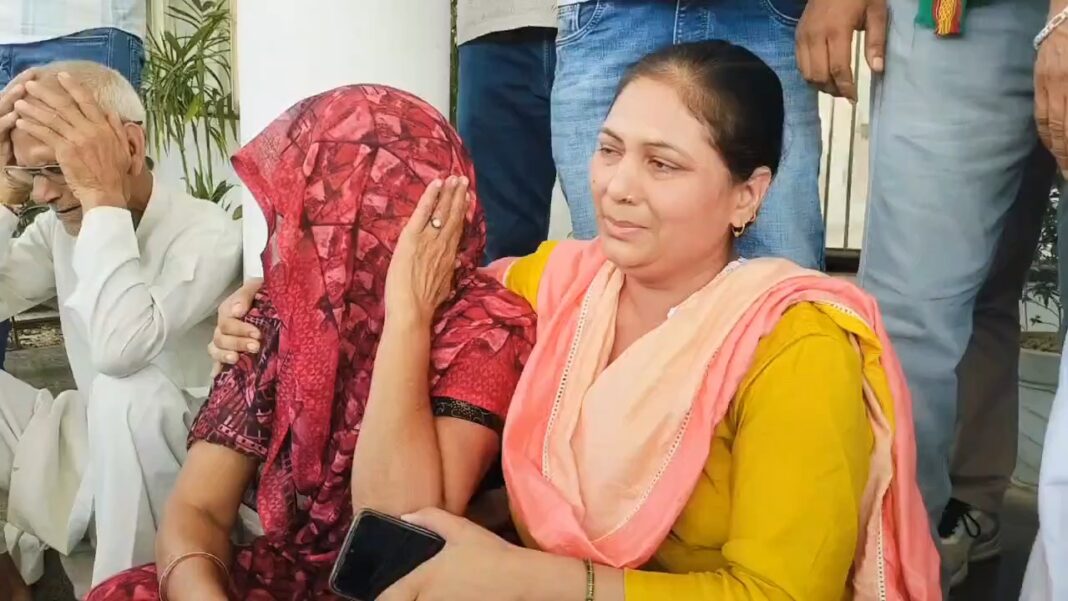 Hapur News : हापुड़ कलेक्ट्रेट पर ग्रामीणों का प्रदर्शन, गौरव त्यागी के हत्यारोपियों के परिवार पर कार्रवाई की मांग Hapur News : हापुड़ कलेक्ट्रेट पर ग्रामीणों का प्रदर्शन, गौरव त्यागी के हत्यारोपियों के परिवार पर कार्रवाई की मांग