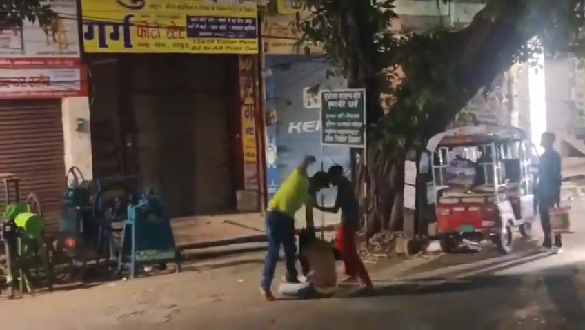 Hapur News : हापुड़ के तहसील चौराहे पर ई-रिक्शा चालक की पिटाई, वीडियो वायरल होने के बाद पुलिस ने शुरू की जांच Hapur News : हापुड़ के तहसील चौराहे पर ई-रिक्शा चालक की पिटाई, वीडियो वायरल होने के बाद पुलिस ने शुरू की जांच
