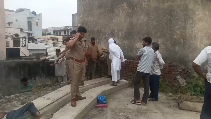 Hapur News : हापुड़ में मार्केट की छत पर बुजुर्ग का शव मिलने से हड़कंप Hapur News : हापुड़ में मार्केट की छत पर बुजुर्ग का शव मिलने से हड़कंप