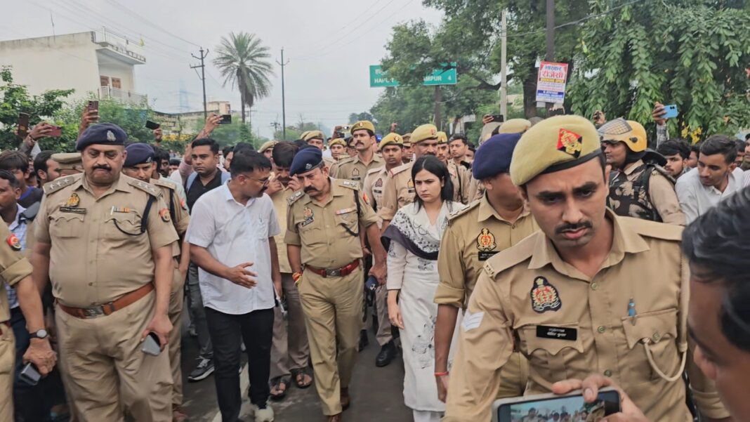 Hapur News : हापुड़ के बदनौली में गोलीकांड के घायल की मौत के बाद परिजनों ने किया हंगामा, अधिकारीयों ने कराया शांत Hapur News : हापुड़ के बदनौली में गोलीकांड के घायल की मौत के बाद परिजनों ने किया हंगामा, अधिकारीयों ने कराया शांत