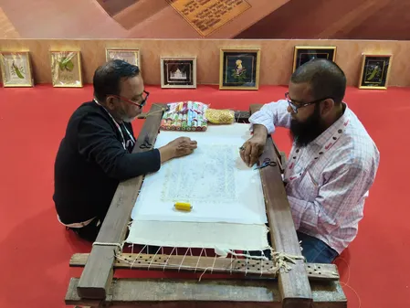 UP International Trade Show: यूपी ट्रेड शो में दिखा आगरा के कारीगरों का हुनर, ज्वेल कारपेट बनाने में लगते हैं डेढ़ महीने UP International Trade Show: यूपी ट्रेड शो में दिखा आगरा के कारीगरों का हुनर, ज्वेल कारपेट बनाने में लगते हैं डेढ़ महीने
