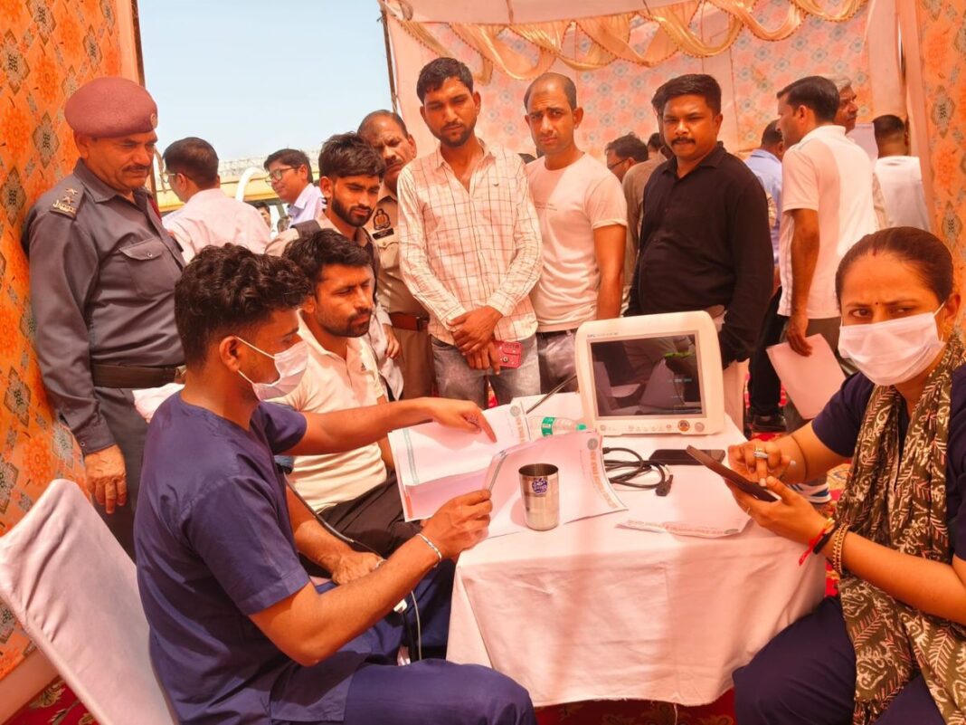 Jewar Health Camp: जेवर टोल प्लाजा पर 150 लोगों की मुफ्त स्वास्थ्य जांच, BP-शुगर से ECG तक हुए टेस्ट Jewar Health Camp: जेवर टोल प्लाजा पर 150 लोगों की मुफ्त स्वास्थ्य जांच, BP-शुगर से ECG तक हुए टेस्ट