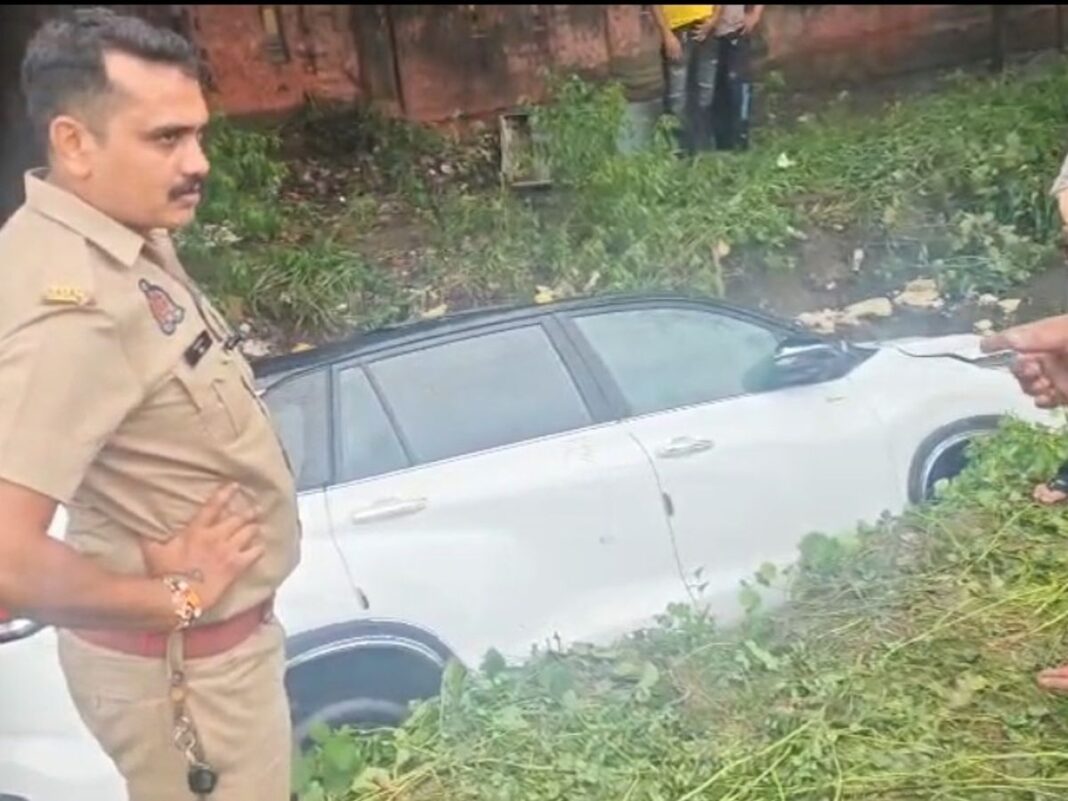 Greater Noida Accident: जलभराव में नहीं दिखा नाला, परिवार समेत इनोवा गिरी; पुलिस और स्थानीय लोगों ने चारों को सुरक्षित निकाला Greater Noida Accident: जलभराव में नहीं दिखा नाला, परिवार समेत इनोवा गिरी; पुलिस और स्थानीय लोगों ने चारों को सुरक्षित निकाला