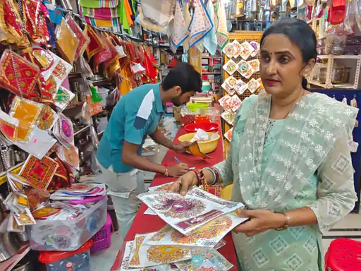 Janmashtami Shopping: मोरपंख वाली पोशाक में सजेंगे लड्डू गोपाल, कान्हा के श्रृंगार से सजे बाजार; 90 हजार रुपये तक के चांदी के झूले Janmashtami Shopping: मोरपंख वाली पोशाक में सजेंगे लड्डू गोपाल, कान्हा के श्रृंगार से सजे बाजार; 90 हजार रुपये तक के चांदी के झूले