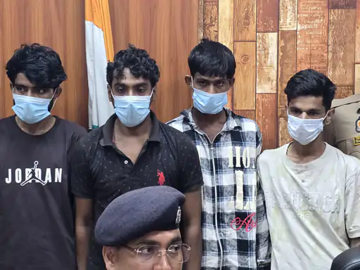 Smack Trafficking: दिल्ली-NCR में बेचते थे स्मैक, चार आरोपी गिरफ्तार; 12 लाख रुपये का मादक पदार्थ बरामद Smack Trafficking: दिल्ली-NCR में बेचते थे स्मैक, चार आरोपी गिरफ्तार; 12 लाख रुपये का मादक पदार्थ बरामद