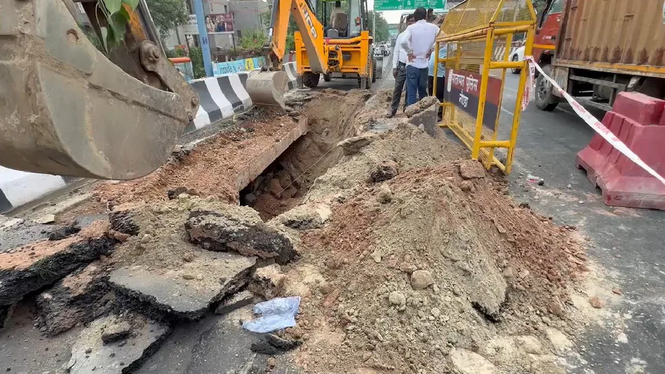 Elevated Road Collapse: नोएडा में अचानक धंसा एलिवेटेड रोड, 20 फीट लंबा और 10 फीट गहरा गड्ढा; ट्रैफिक रोका गया Elevated Road Collapse: नोएडा में अचानक धंसा एलिवेटेड रोड, 20 फीट लंबा और 10 फीट गहरा गड्ढा; ट्रैफिक रोका गया