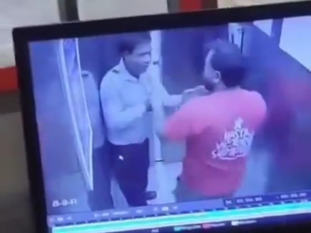 Security Guard Assault: ग्रेटर नोएडा वेस्ट की ईको विलेज-2 सोसाइटी में गार्ड से हाथापाई, आरोपी गिरफ्तार Security Guard Assault: ग्रेटर नोएडा वेस्ट की ईको विलेज-2 सोसाइटी में गार्ड से हाथापाई, आरोपी गिरफ्तार