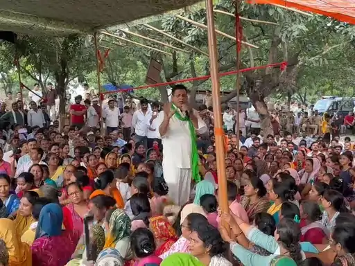 Noida Protest: बिजली-पानी की मांग को लेकर सड़क पर उतरे लोग, पैदल मार्च से आधे घंटे तक लगा जाम Noida Protest: बिजली-पानी की मांग को लेकर सड़क पर उतरे लोग, पैदल मार्च से आधे घंटे तक लगा जाम