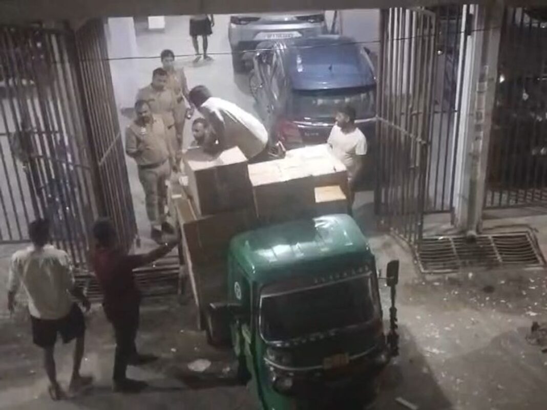 Illegal Firecrackers: नोएडा में अवैध पटाखों के गोदाम पर पुलिस का छापा, करीब 3 लाख रुपये के पटाखे बरामद; एक आरोपी गिरफ्तार Illegal Firecrackers: नोएडा में अवैध पटाखों के गोदाम पर पुलिस का छापा, करीब 3 लाख रुपये के पटाखे बरामद; एक आरोपी गिरफ्तार