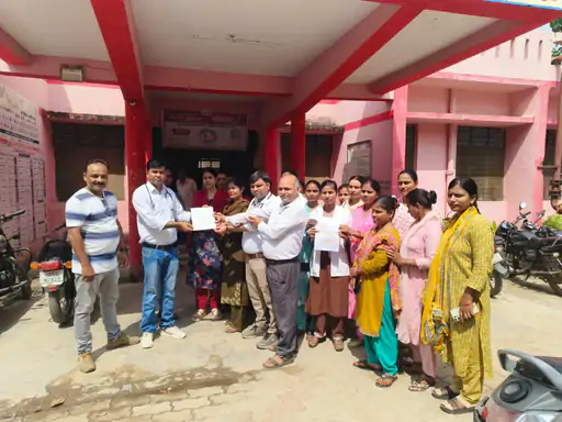 Health Workers: संविदाकर्मियों ने नियमितीकरण और समान वेतन समेत छह मांगों को लेकर सौंपा ज्ञापन Health Workers: संविदाकर्मियों ने नियमितीकरण और समान वेतन समेत छह मांगों को लेकर सौंपा ज्ञापन