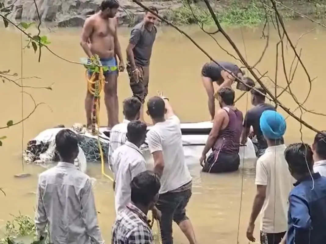 Agar Malwa Accident: नलखेड़ा में उफनते नाले में बही श्रद्धालुओं की कार, तीन बच्चों समेत आठ लोगों की मौत Agar Malwa Accident, Nalkheda Accident, Baglamukhi Temple, Madhya Pradesh Accident, Car Swept Away