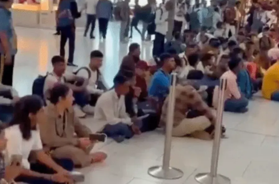 SpiceJet Flight Delay: दिल्ली एयरपोर्ट पर 24 घंटे से ज्यादा फंसे दुबई जाने वाले यात्री, दो फ्लाइट लेट होने पर प्रदर्शन SpiceJet Flight Delay, Delhi Airport, Dubai Flight, SpiceJet Protest, Flight Delay