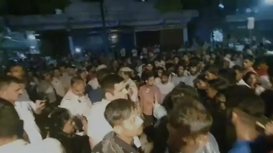 Delhi Crime: दिल्ली में 7 साल की बच्ची से दुष्कर्म का आरोप, आरोपी हिरासत में; पुलिस चौकी पर लोगों का हंगामा Delhi Crime, Delhi Police, POCSO Act, Minor Girl Case, Deshbandhu Gupta Road