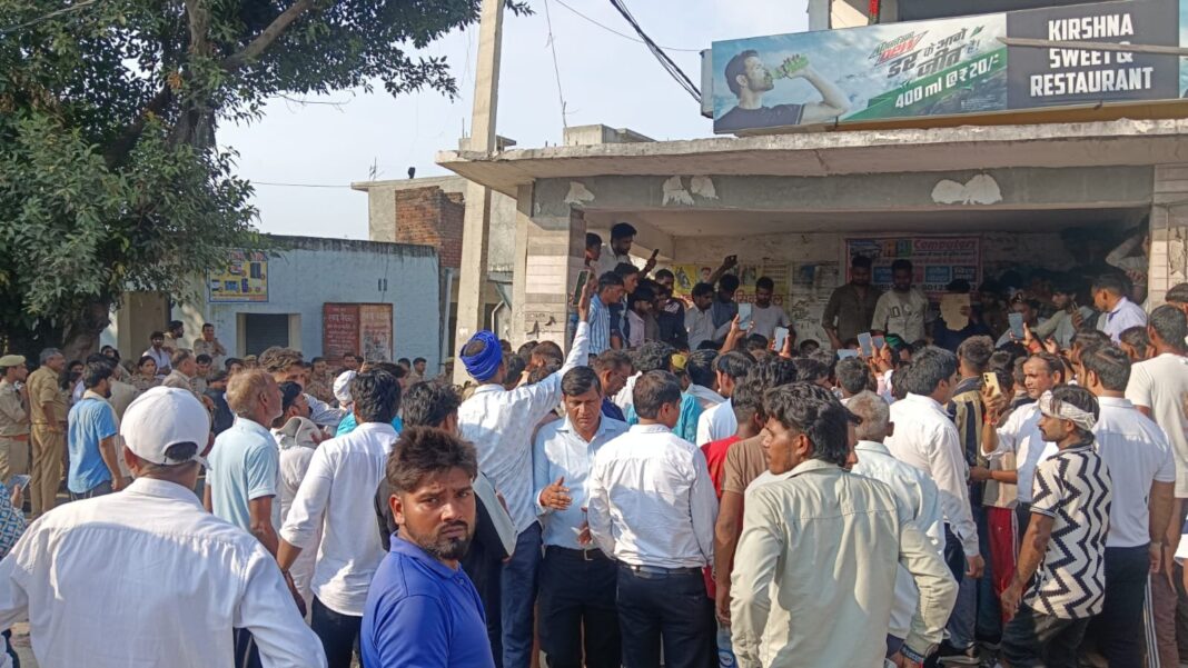 Hapur News : बदनौली में युवक की मौत के बाद गांव में तनाव, पीड़ित परिजनों से मिले रवि गौतम को पुलिस ने रोका Hapur News : बदनौली में युवक की मौत के बाद गांव में तनाव, पीड़ित परिजनों से मिले रवि गौतम को पुलिस ने रोका