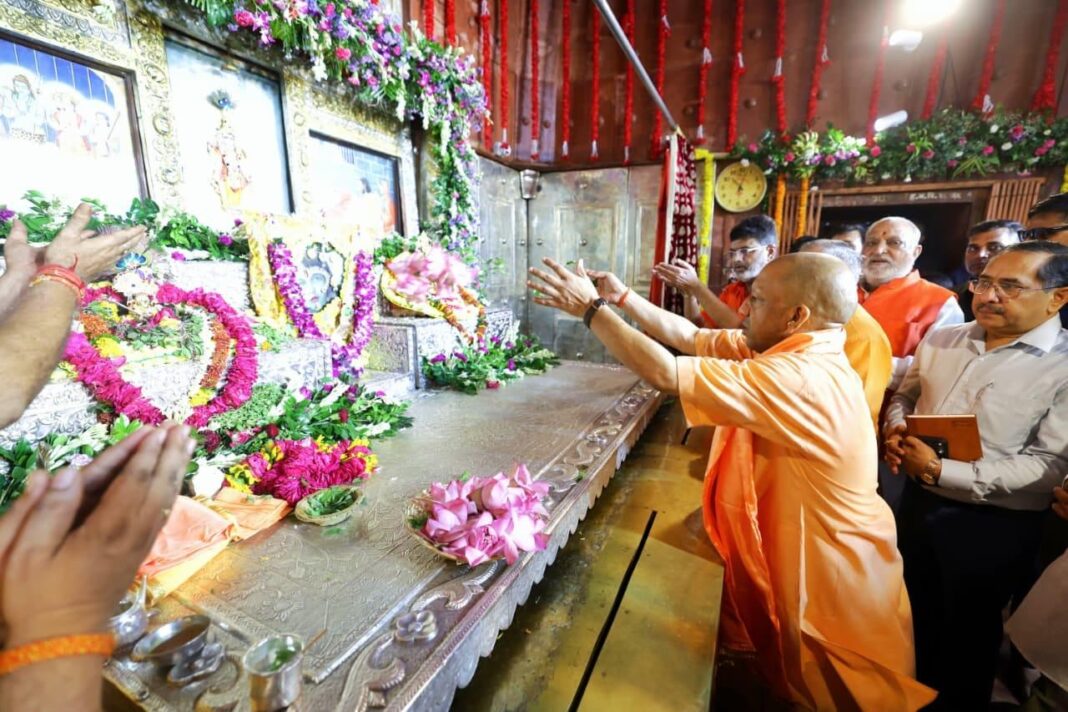 Mathura : श्रीकृष्ण जन्माष्टमी पर जन्मभूमि पहुंचे सीएम योगी, चांदी से सजे गर्भगृह में किए ‘लाला’ के दर्शन Mathura : श्रीकृष्ण जन्माष्टमी पर जन्मभूमि पहुंचे सीएम योगी, चांदी से सजे गर्भगृह में किए ‘लाला’ के दर्शन