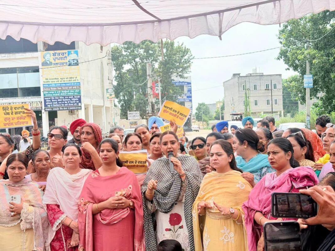 Chandigarh : अकाली दल के कार्यालय में बुजुर्ग दलित महिला के साथ मारपीट के खिलाफ आप महिला विंग ने समराला में किया जोरदार विरोध प्रदर्शन Chandigarh : अकाली दल के कार्यालय में बुजुर्ग दलित महिला के साथ मारपीट के खिलाफ आप महिला विंग ने समराला में किया जोरदार विरोध प्रदर्शन