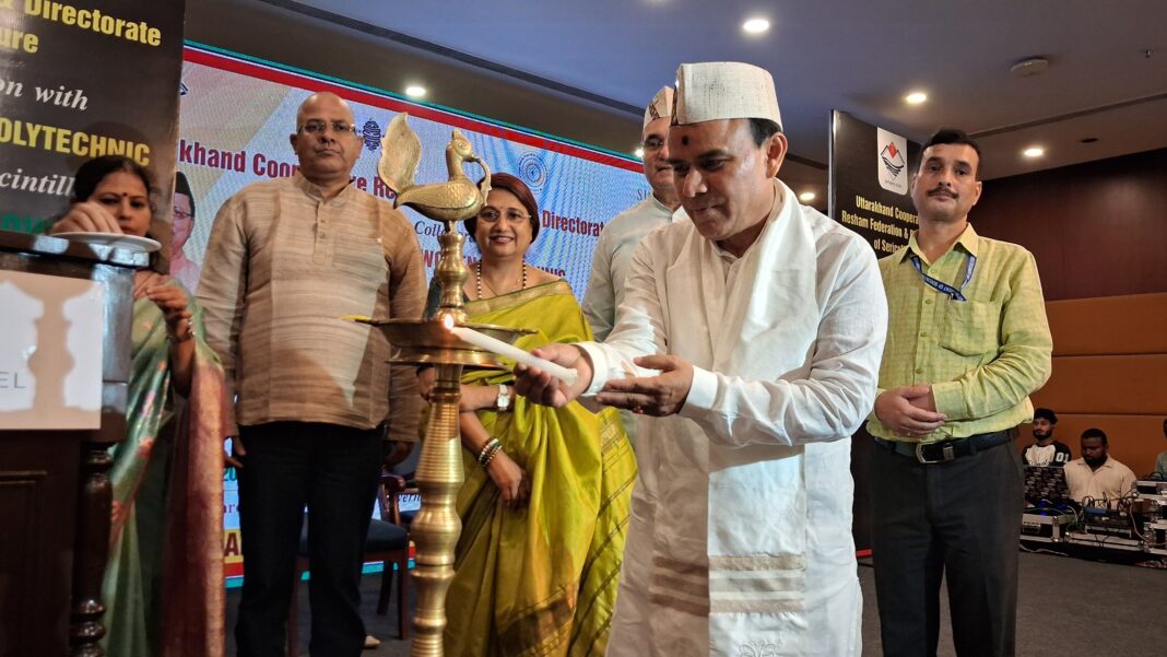 Dehradun : ‘रिवायत-ए-रेशम’ फैशन शो में बिखेरी दून सिल्क की रेशमी चमक Dehradun : ‘रिवायत-ए-रेशम’ फैशन शो में बिखेरी दून सिल्क की रेशमी चमक