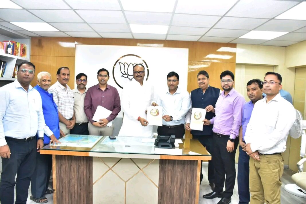 Bulandshahar : डिप्टी सीएम बृजेश पाठक से मिला एनएमओ का प्रतिनिधिमंडल, डॉक्टरों और छात्रों की समस्याओं पर हुई चर्चा Bulandshahar : डिप्टी सीएम बृजेश पाठक से मिला एनएमओ का प्रतिनिधिमंडल, डॉक्टरों और छात्रों की समस्याओं पर हुई चर्चा