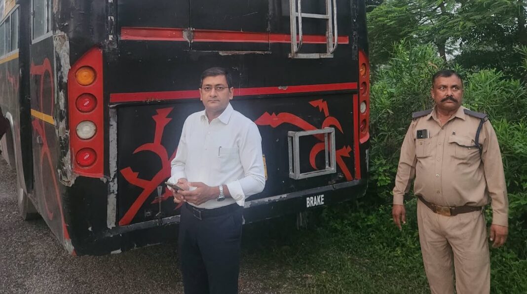 Hapur News : हापुड़ में ऑपरेशन कवच के तहत बड़ी कार्रवाई, 28 बसों का चालान, 10 बसें जब्त, छह लाख का जुर्माना Hapur News : हापुड़ में ऑपरेशन कवच के तहत बड़ी कार्रवाई, 28 बसों का चालान, 10 बसें जब्त, छह लाख का जुर्माना