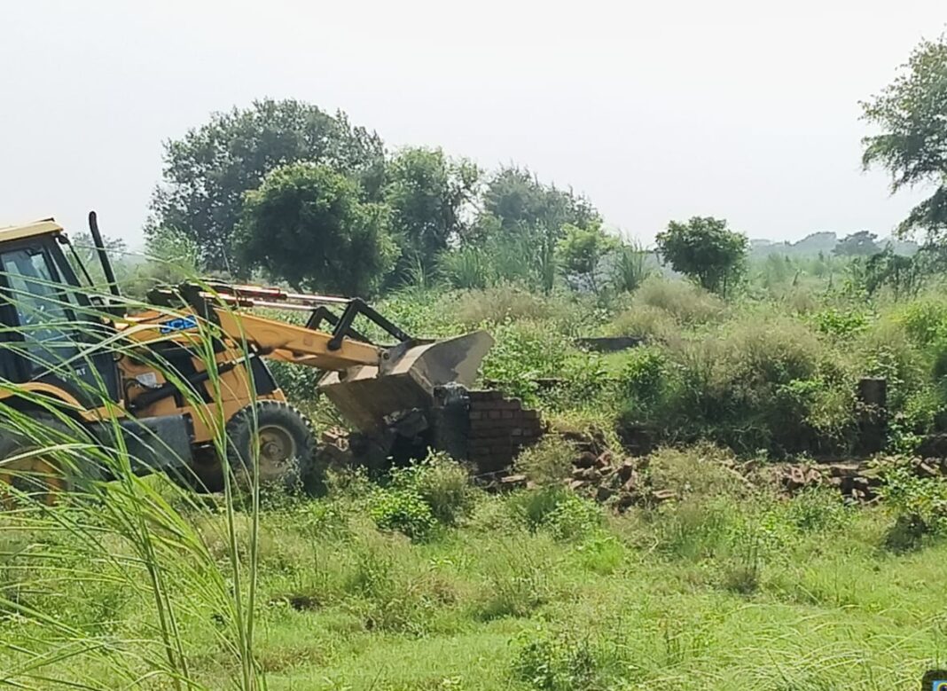 Hapur News : हापुड़ में अवैध कॉलोनियों पर एचपीडीए का बड़ा एक्शन, 40 हजार वर्ग मीटर प्लाटिंग ध्वस्त Hapur News : हापुड़ में अवैध कॉलोनियों पर एचपीडीए का बड़ा एक्शन, 40 हजार वर्ग मीटर प्लाटिंग ध्वस्त