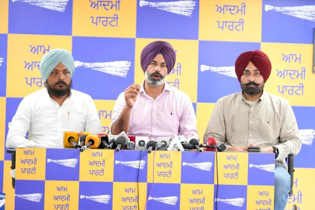 Chandigarh : अकाली दल-भाजपा का गठबंधन बेनकाब, सुखबीर बादल बेअदबी के केसों से बचने के लिए पंजाब के हितों से समझौता कर रहे हैं- रणबीर सिंह ढींडसा Chandigarh : अकाली दल-भाजपा का गठबंधन बेनकाब, सुखबीर बादल बेअदबी के केसों से बचने के लिए पंजाब के हितों से समझौता कर रहे हैं- रणबीर सिंह ढींडसा