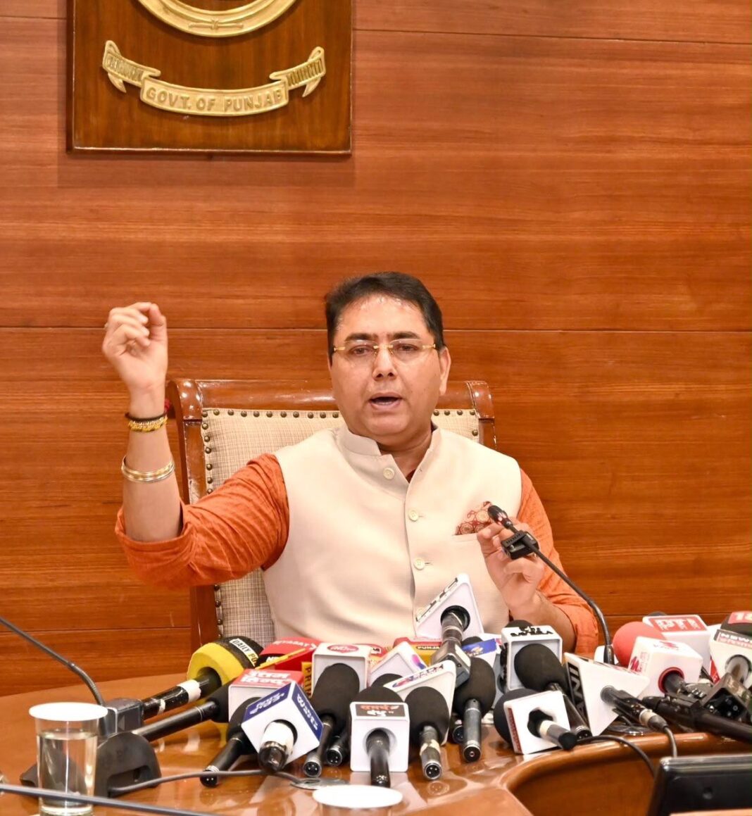 Chandigarh : यूरोप से गैंगस्टर की पहली हवालगी भगवंत मान सरकार के गैंगस्टरों के खिलाफ सख्त रुख का प्रमाण- अमन अरोड़ा Chandigarh : यूरोप से गैंगस्टर की पहली हवालगी भगवंत मान सरकार के गैंगस्टरों के खिलाफ सख्त रुख का प्रमाण- अमन अरोड़ा