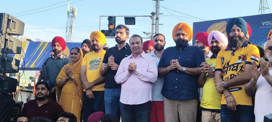 Bathinda : बठिंडा में पंजाब की सबसे बड़ी ‘यूथ रन’: 20,000 युवाओं और खिलाड़ियों ने नशों के खिलाफ दिया कड़ा संदेश Bathinda : बठिंडा में पंजाब की सबसे बड़ी ‘यूथ रन’: 20,000 युवाओं और खिलाड़ियों ने नशों के खिलाफ दिया कड़ा संदेश
