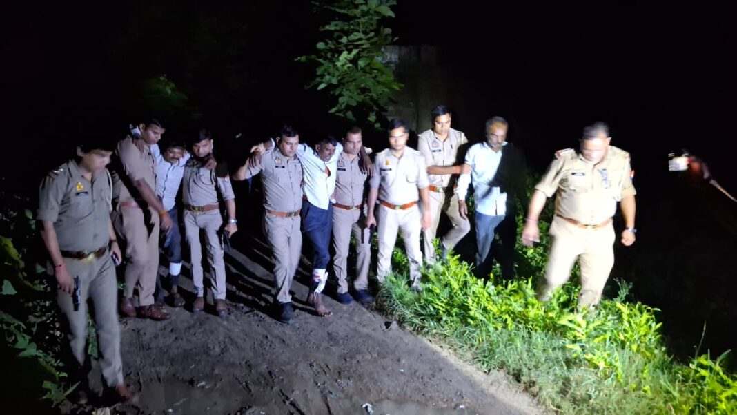 Hapur News : हापुड़ में तार चोर गिरोह से मुठभेड़, दो बदमाशों को लगी गोली, तीन दबोचे Hapur News : हापुड़ में तार चोर गिरोह से मुठभेड़, दो बदमाशों को लगी गोली, तीन दबोचे