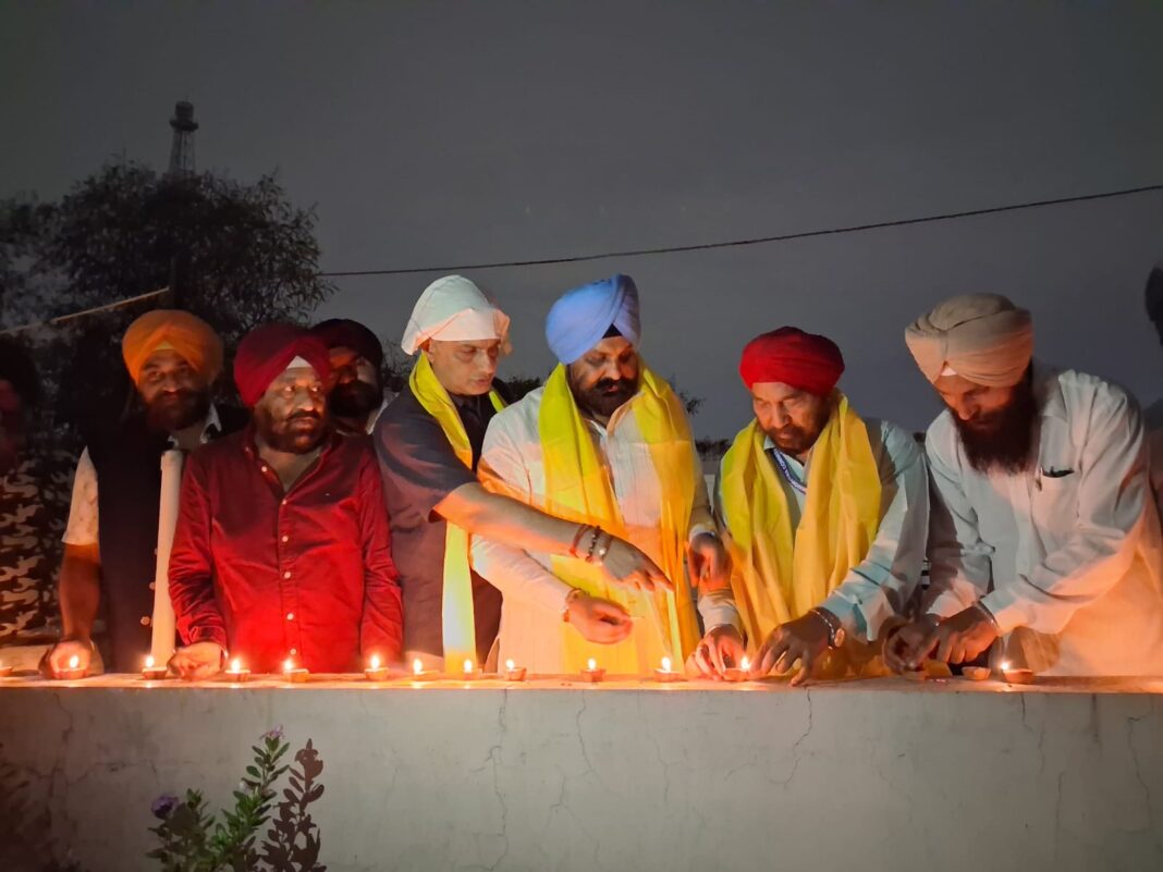 New Delhi : प्रधानमंत्री के जन्मदिन पर गुरु नानक सुखशाला में जले आशीर्वाद के दीये, देश की प्रगति के लिए की प्रार्थना New Delhi : प्रधानमंत्री के जन्मदिन पर गुरु नानक सुखशाला में जले आशीर्वाद के दीये, देश की प्रगति के लिए की प्रार्थना
