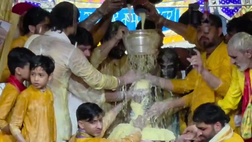 Mathura : बरसाना में राधा अष्टमी पर उमड़ा आस्था का सैलाब, ब्रह्म मुहूर्त में हुआ राधा रानी का महाभिषेक Mathura : बरसाना में राधा अष्टमी पर उमड़ा आस्था का सैलाब, ब्रह्म मुहूर्त में हुआ राधा रानी का महाभिषेक