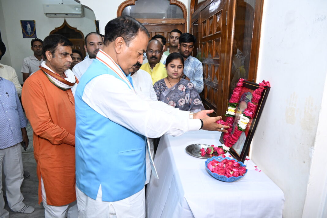 Bulandshahar : बुलंदशहर पहुंचे डिप्टी सीएम केशव प्रसाद मौर्य, दिवंगत विधायक अनिल शर्मा को दी श्रद्धांजलि Bulandshahar : बुलंदशहर पहुंचे डिप्टी सीएम केशव प्रसाद मौर्य, दिवंगत विधायक अनिल शर्मा को दी श्रद्धांजलि