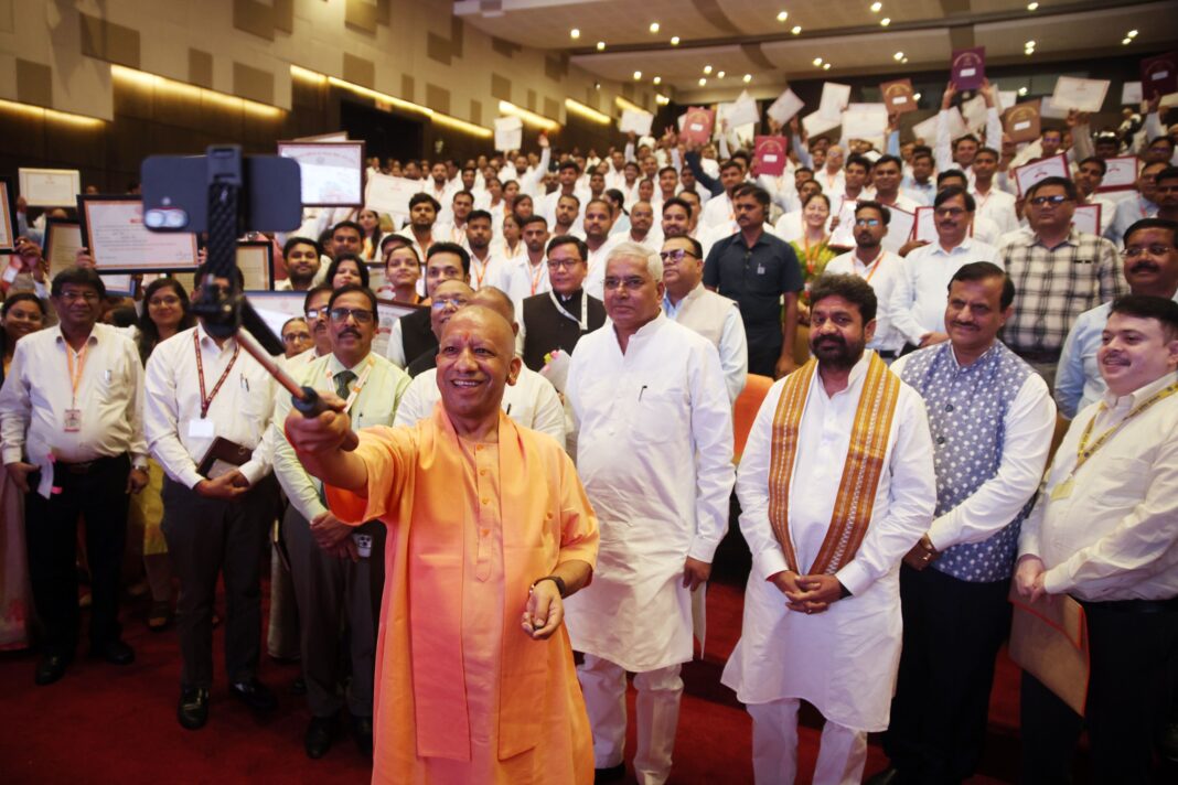 Lucknow : मुख्यमंत्री योगी के हाथों 21 युवाओं को मिला नियुक्ति पत्र Lucknow : मुख्यमंत्री योगी के हाथों 21 युवाओं को मिला नियुक्ति पत्र