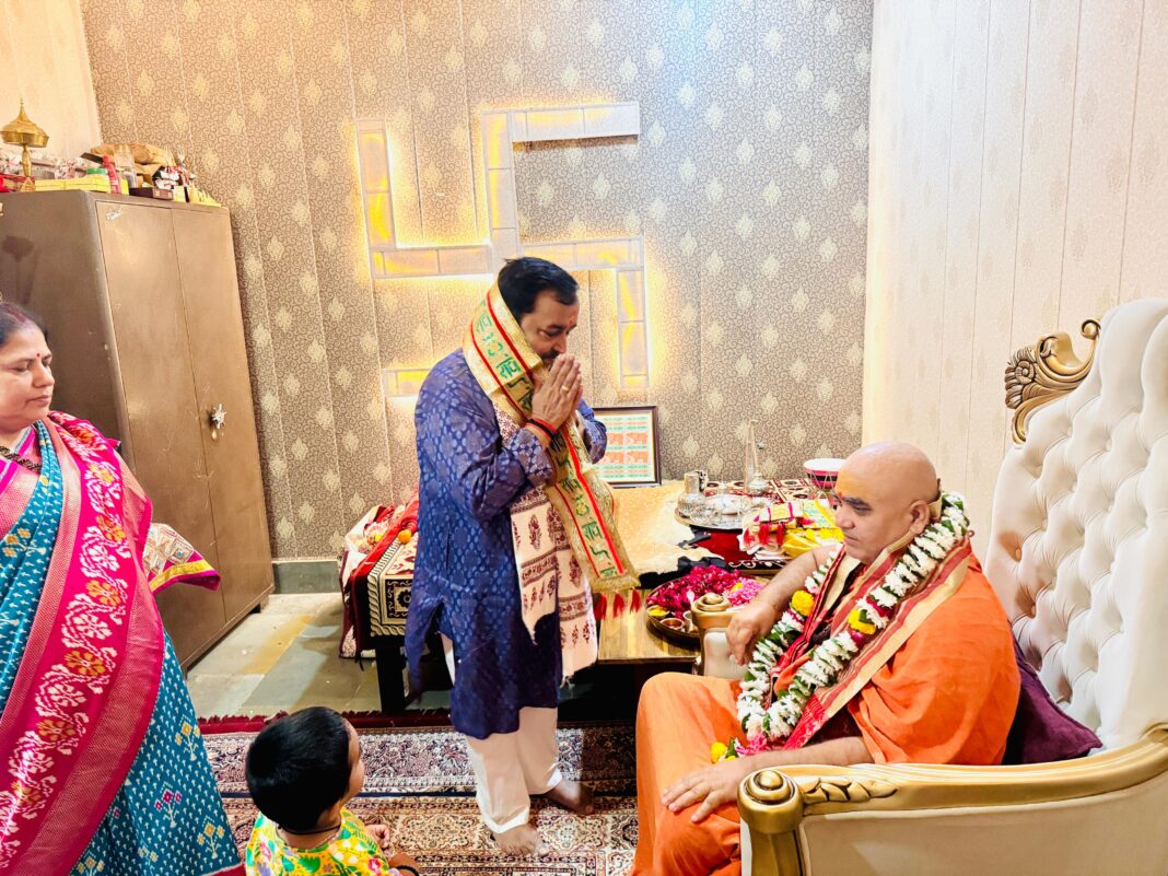Mathura : गोवर्धन में दो धर्मगुरुओं की मुलाकात, सनातन संस्कृति और गुरुकुल परंपरा पर हुई चर्चा Mathura : गोवर्धन में दो धर्मगुरुओं की मुलाकात, सनातन संस्कृति और गुरुकुल परंपरा पर हुई चर्चा