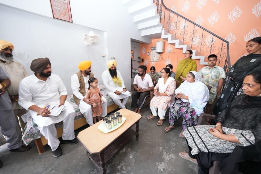 Dhuri : मुख्यमंत्री भगवंत सिंह मान ने धूरी से घर-घर जाकर शुरू की चुनाव प्रचार की मुहिम, ‘मान दा मुनाफ़ा’ को प्रचार का बनाया केंद्र Dhuri : मुख्यमंत्री भगवंत सिंह मान ने धूरी से घर-घर जाकर शुरू की चुनाव प्रचार की मुहिम, ‘मान दा मुनाफ़ा’ को प्रचार का बनाया केंद्र
