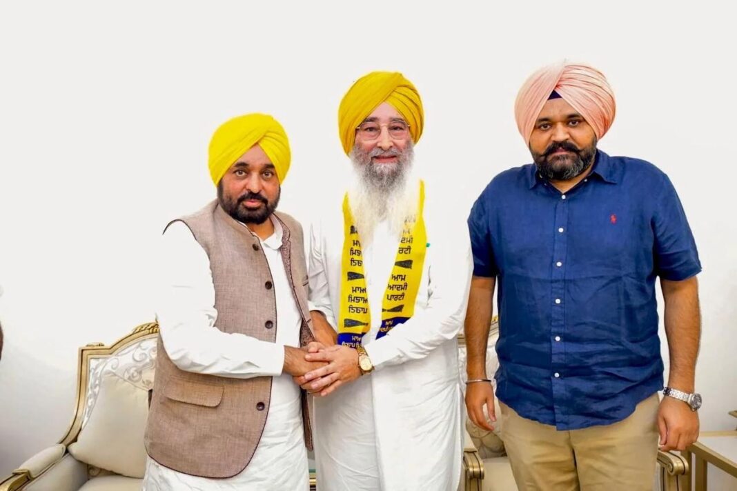 Chandigarh : मुख्यमंत्री भगवंत मान ने पूर्व विधायक रविंदर सिंह ब्रह्मपुरा और उनके समर्थकों का आप में किया स्वागत Chandigarh : मुख्यमंत्री भगवंत मान ने पूर्व विधायक रविंदर सिंह ब्रह्मपुरा और उनके समर्थकों का आप में किया स्वागत