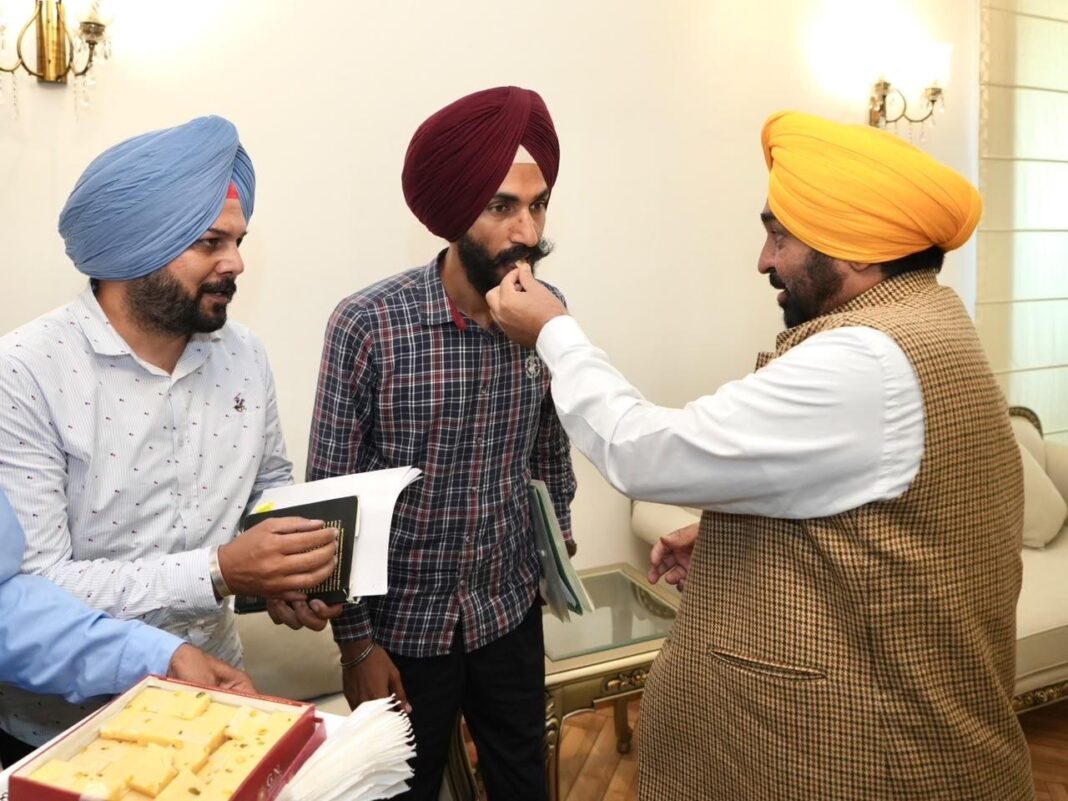 Chandigarh : मुख्यमंत्री भगवंत सिंह मान के साथ बैठक के बाद पटवार यूनियन ने अपनी हड़ताल वापस ली Chandigarh : मुख्यमंत्री भगवंत सिंह मान के साथ बैठक के बाद पटवार यूनियन ने अपनी हड़ताल वापस ली