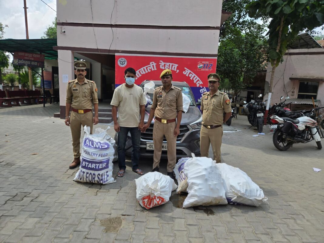Hapur News : हापुड़ में शराब तस्करी का भंडाफोड़, क्रेटा समेत पौने चार लाख की खेप जब्त Hapur News : हापुड़ में शराब तस्करी का भंडाफोड़, क्रेटा समेत पौने चार लाख की खेप जब्त