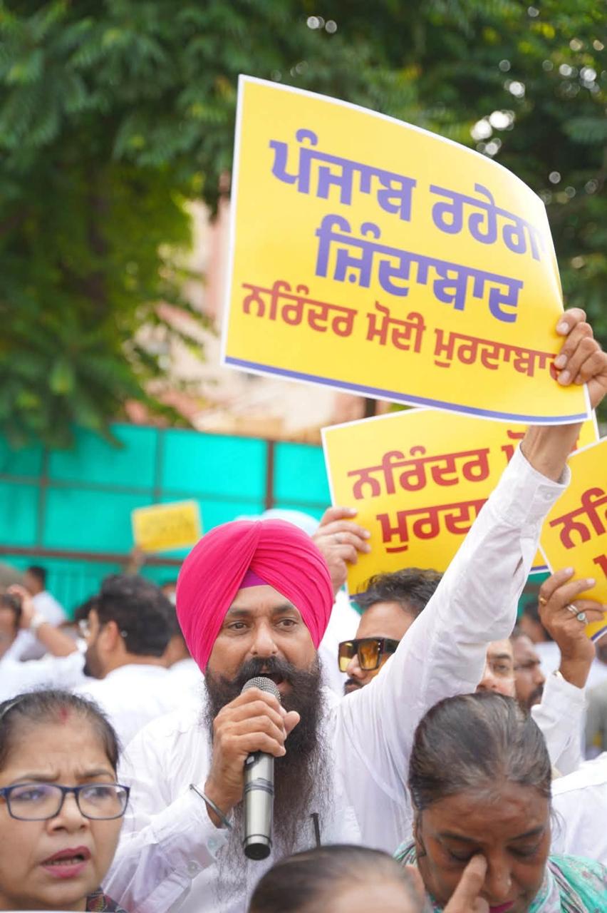 Chandigarh : चुनावों से पहले ईडी के छापों के विरुद्ध ‘आप’ नेताओं और कार्यकर्ताओं का प्रदर्शन, ईडी की टीम का घेराव करके बीजेपी की केंद्र सरकार के खिलाफ की नारेबाजी Chandigarh : चुनावों से पहले ईडी के छापों के विरुद्ध ‘आप’ नेताओं और कार्यकर्ताओं का प्रदर्शन, ईडी की टीम का घेराव करके बीजेपी की केंद्र सरकार के खिलाफ की नारेबाजी