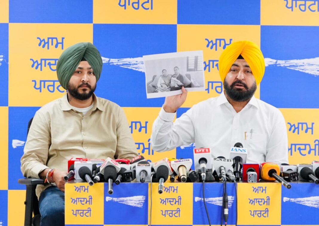 Chandigarh : ईडी के अधिकारियों ने मेरे परिवार पर दबाव डाला कि वे मुझे ‘आप’ छोड़कर किसी और पार्टी में शामिल होने के लिए कहें- हरदीप सिंह मुंडियां Chandigarh : ईडी के अधिकारियों ने मेरे परिवार पर दबाव डाला कि वे मुझे ‘आप’ छोड़कर किसी और पार्टी में शामिल होने के लिए कहें- हरदीप सिंह मुंडियां