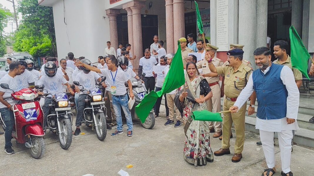 Hapur News : हापुड़ में सांकेतिक भाषा सप्ताह पर यातायात जागरूकता रैली का आयोजन, सड़क सुरक्षा का दिया संदेश Hapur News : हापुड़ में सांकेतिक भाषा सप्ताह पर यातायात जागरूकता रैली का आयोजन, सड़क सुरक्षा का दिया संदेश