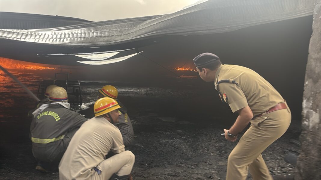 Hapur News : हापुड़ की फोम फैक्ट्री में भीषण आग, तीन मजदूर घायल Hapur News : हापुड़ की फोम फैक्ट्री में भीषण आग, तीन मजदूर घायल